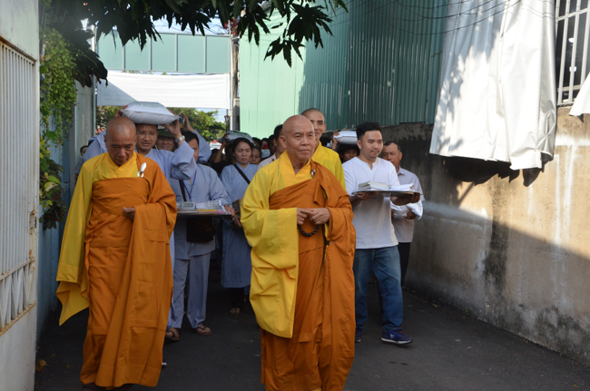 Prostrating the Buddha and offering ten pagodas on the traditional New Year