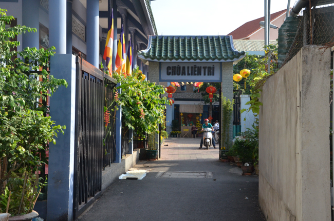 Prostrating the Buddha and offering ten pagodas on the traditional New Year