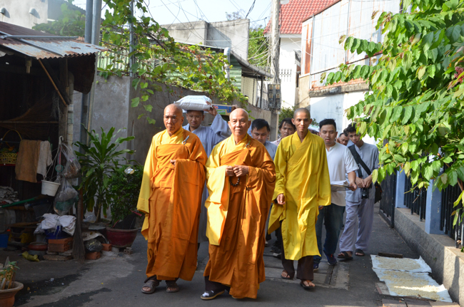 Prostrating the Buddha and offering ten pagodas on the traditional New Year