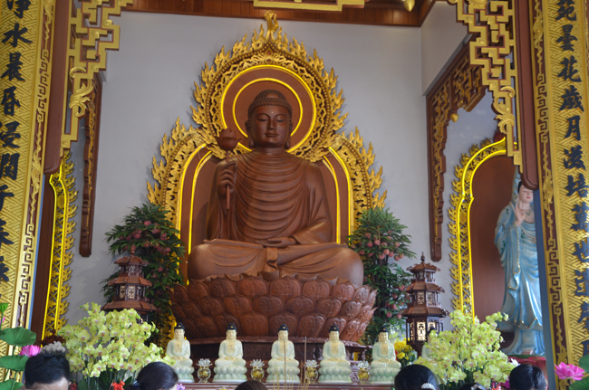 Prostrating the Buddha and offering ten pagodas on the traditional New Year