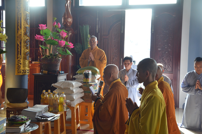 Prostrating the Buddha and offering ten pagodas on the traditional New Year