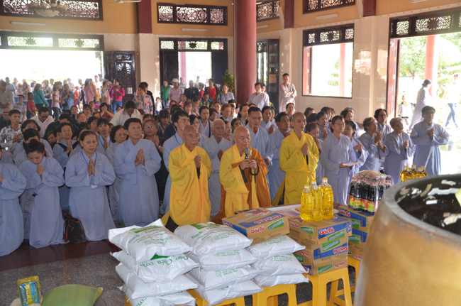 Prostrating the Buddha and offering ten pagodas on the traditional New Year