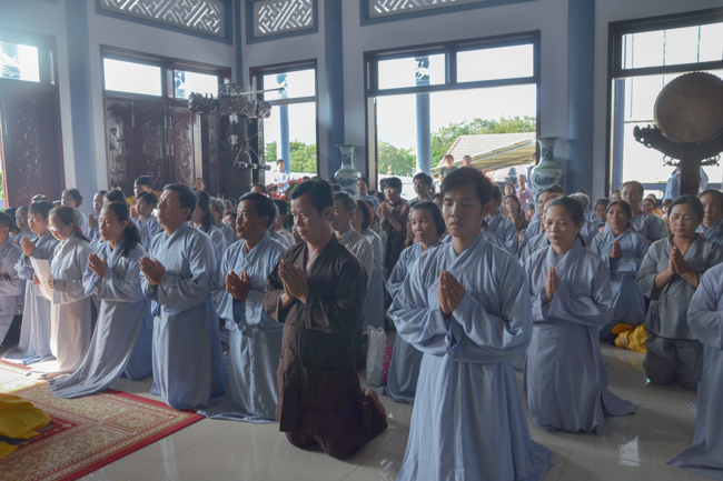 Prostrating the Buddha and offering ten pagodas on the traditional New Year