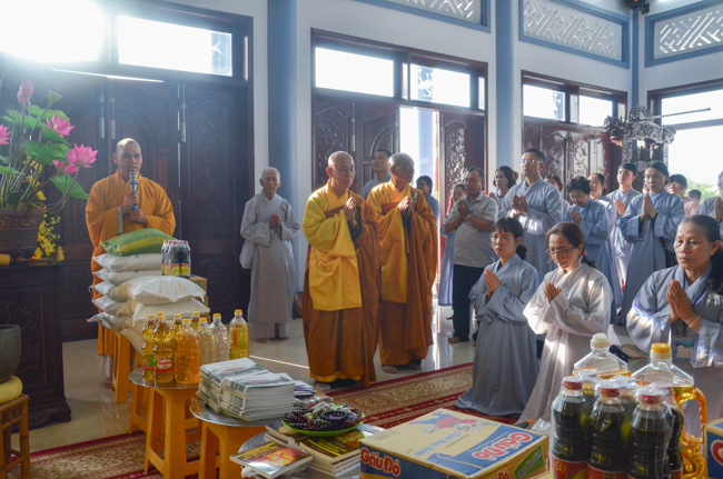 Prostrating the Buddha and offering ten pagodas on the traditional New Year
