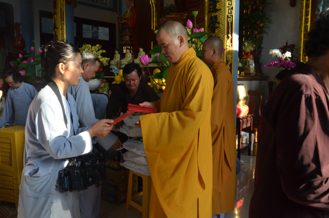 Prostrating the Buddha and offering ten pagodas on the traditional New Year