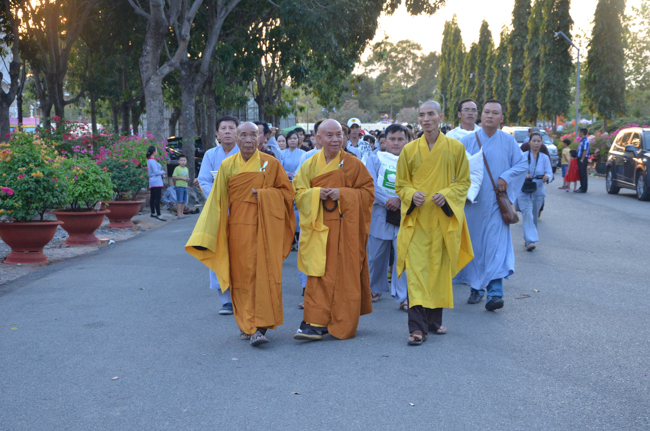 Prostrating the Buddha and offering ten pagodas on the traditional New Year