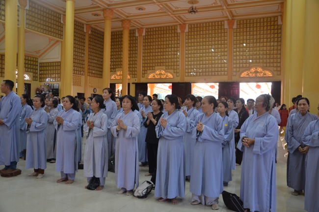 Prostrating the Buddha and offering ten pagodas on the traditional New Year