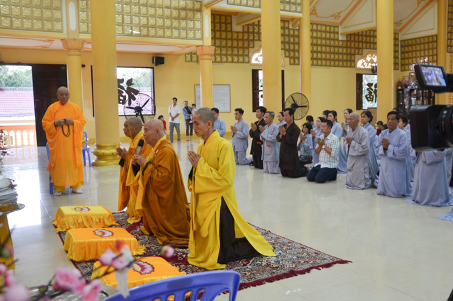 Prostrating the Buddha and offering ten pagodas on the traditional New Year