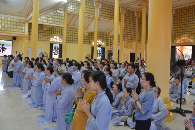 Prostrating the Buddha and offering ten pagodas on the traditional New Year