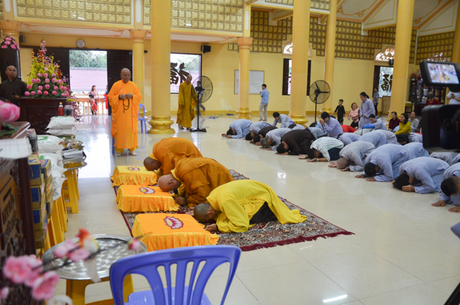 Prostrating the Buddha and offering ten pagodas on the traditional New Year