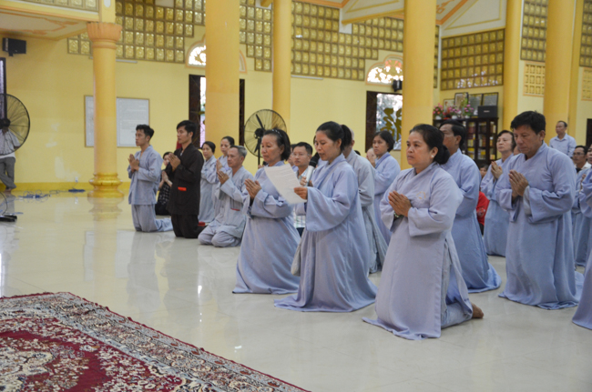 Prostrating the Buddha and offering ten pagodas on the traditional New Year