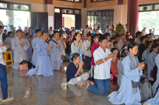Prostrating the Buddha and offering ten pagodas on the traditional New Year