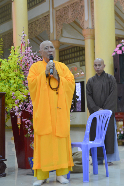 Prostrating the Buddha and offering ten pagodas on the traditional New Year