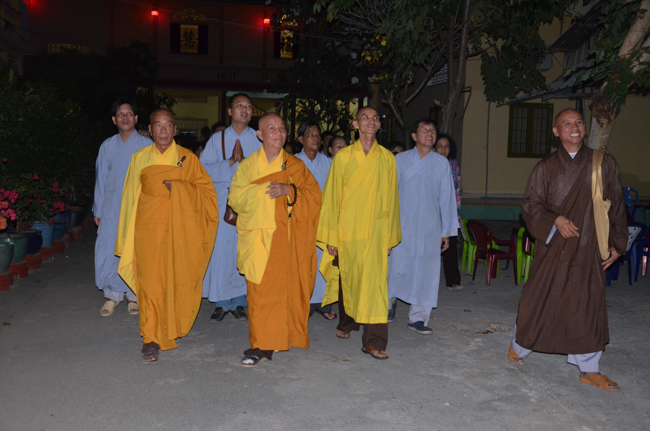 Prostrating the Buddha and offering ten pagodas on the traditional New Year