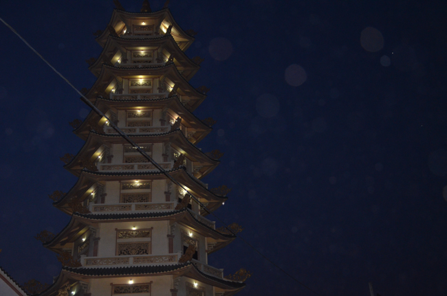 Prostrating the Buddha and offering ten pagodas on the traditional New Year