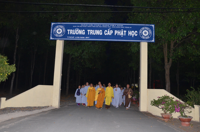 Prostrating the Buddha and offering ten pagodas on the traditional New Year