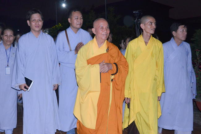 Prostrating the Buddha and offering ten pagodas on the traditional New Year