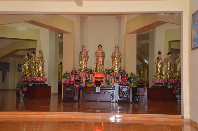 Prostrating the Buddha and offering ten pagodas on the traditional New Year