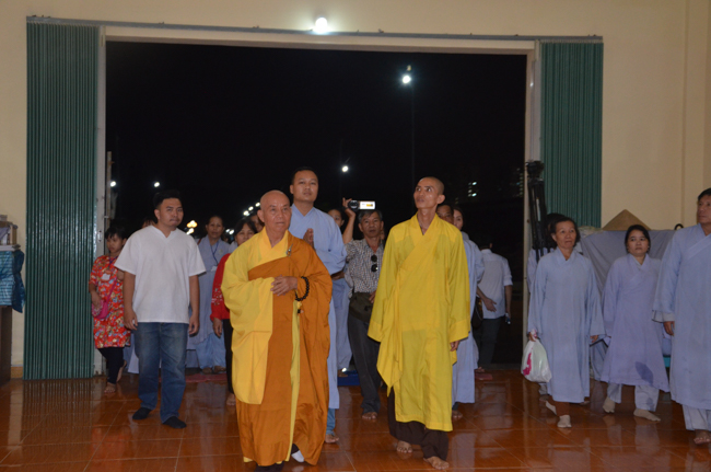 Prostrating the Buddha and offering ten pagodas on the traditional New Year