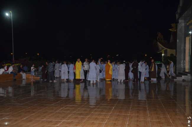 Prostrating the Buddha and offering ten pagodas on the traditional New Year