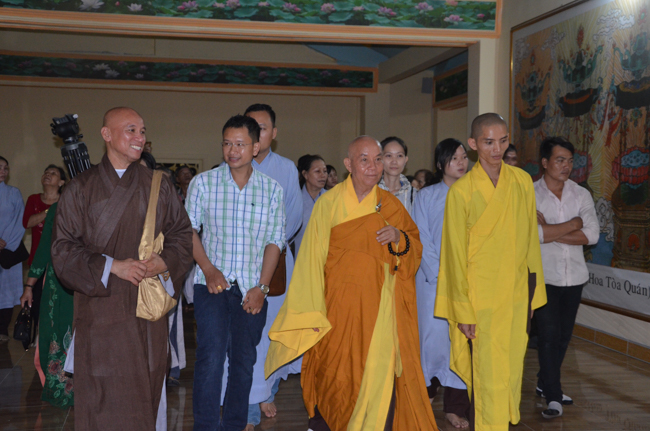 Prostrating the Buddha and offering ten pagodas on the traditional New Year