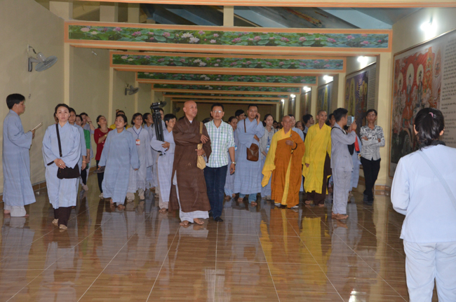 Prostrating the Buddha and offering ten pagodas on the traditional New Year