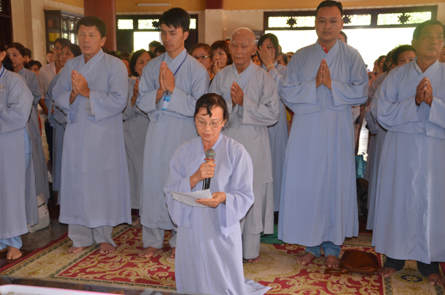 Prostrating the Buddha and offering ten pagodas on the traditional New Year