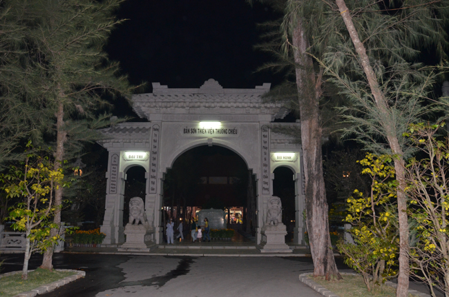 Prostrating the Buddha and offering ten pagodas on the traditional New Year