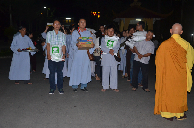 Prostrating the Buddha and offering ten pagodas on the traditional New Year