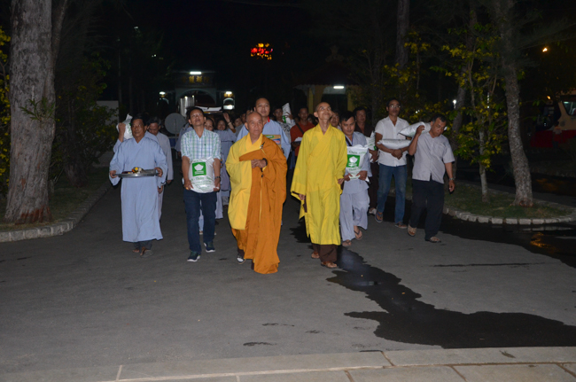 Prostrating the Buddha and offering ten pagodas on the traditional New Year