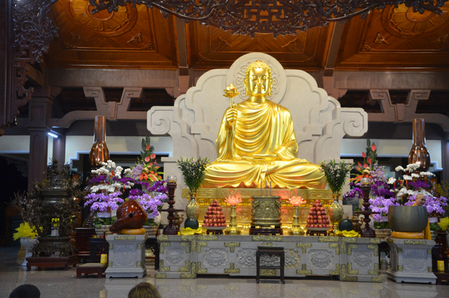 Prostrating the Buddha and offering ten pagodas on the traditional New Year