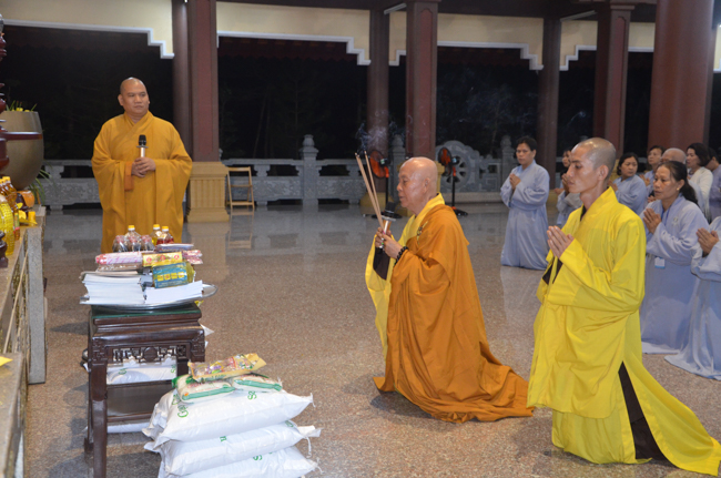 Prostrating the Buddha and offering ten pagodas on the traditional New Year