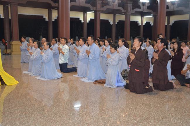Prostrating the Buddha and offering ten pagodas on the traditional New Year