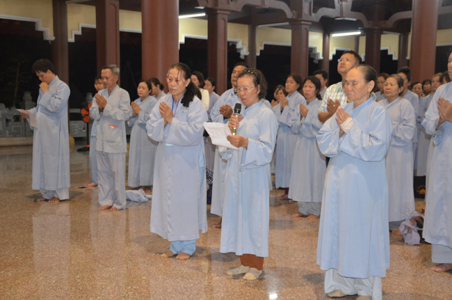 Prostrating the Buddha and offering ten pagodas on the traditional New Year