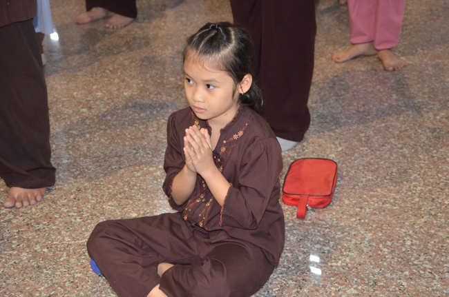 Prostrating the Buddha and offering ten pagodas on the traditional New Year