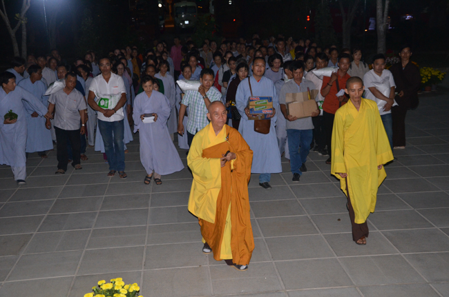 Prostrating the Buddha and offering ten pagodas on the traditional New Year