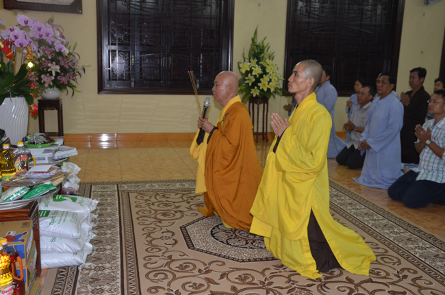 Prostrating the Buddha and offering ten pagodas on the traditional New Year