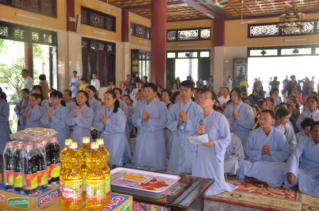 Prostrating the Buddha and offering ten pagodas on the traditional New Year