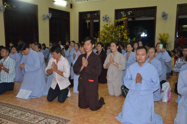 Prostrating the Buddha and offering ten pagodas on the traditional New Year