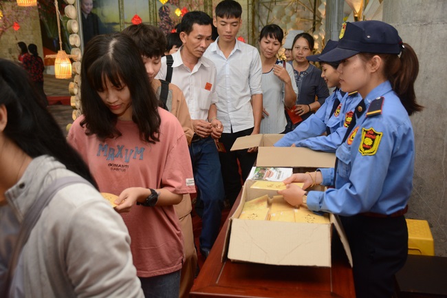 Các phái đoàn Phật tử thăm và chúc Tết