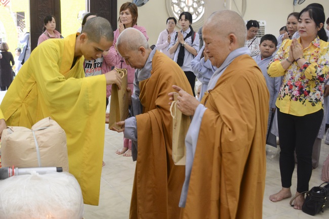 Các phái đoàn Phật tử thăm và chúc Tết