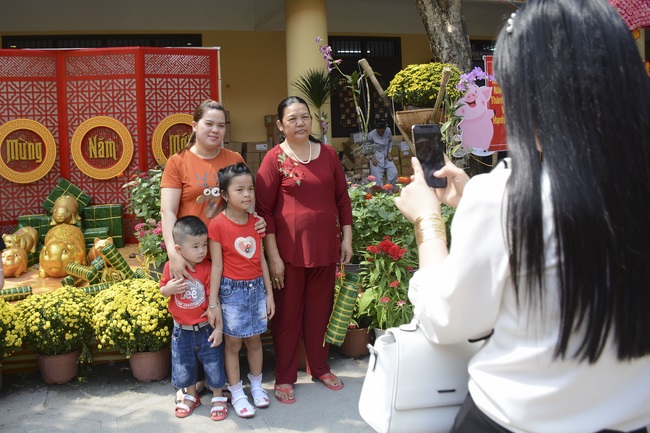 Các phái đoàn Phật tử thăm và chúc Tết