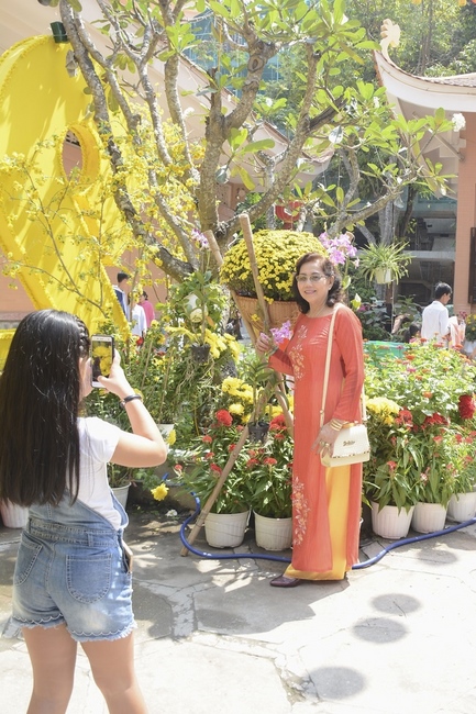 Các phái đoàn Phật tử thăm và chúc Tết