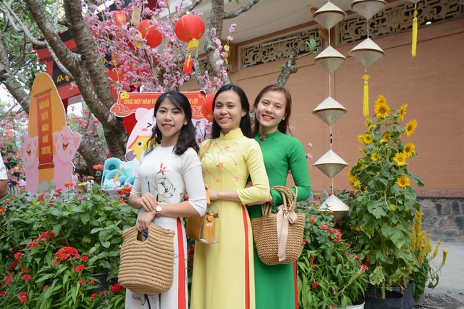 Các phái đoàn Phật tử thăm và chúc Tết