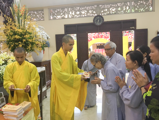 Các phái đoàn Phật tử thăm và chúc Tết