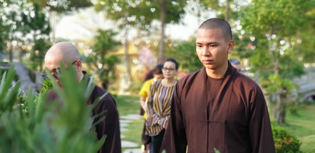Buddhists wishing Tet Senior Ven. Thich Chan Tinh on the Tet's 6th day