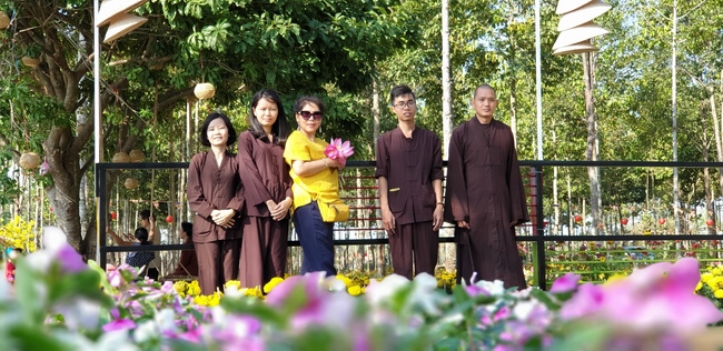 Buddhists wishing Tet Senior Ven. Thich Chan Tinh on the Tet's 6th day