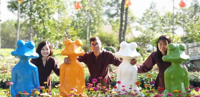 Buddhists wishing Tet Senior Ven. Thich Chan Tinh on the Tet's 6th day