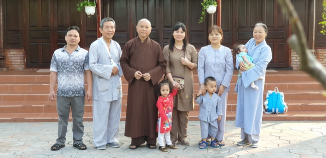 Buddhists wishing Tet Senior Ven. Thich Chan Tinh on the Tet's 6th day