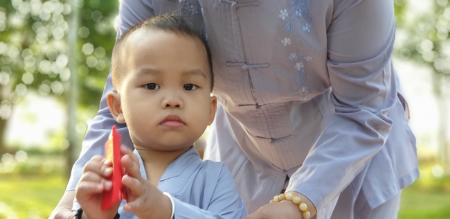 Buddhists wishing Tet Senior Ven. Thich Chan Tinh on the Tet's 6th day